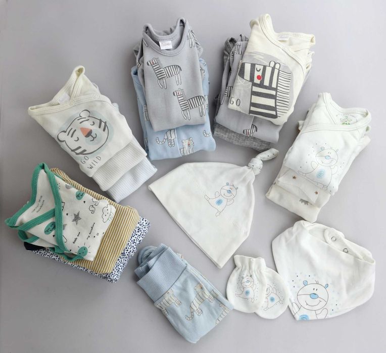 Лот от красиви бебешки дрешки от органичен памук на различни брандове.
