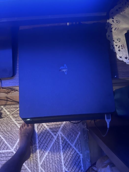 Ps4 Slim 1TB stare foarte buna nu prea l-am folosit