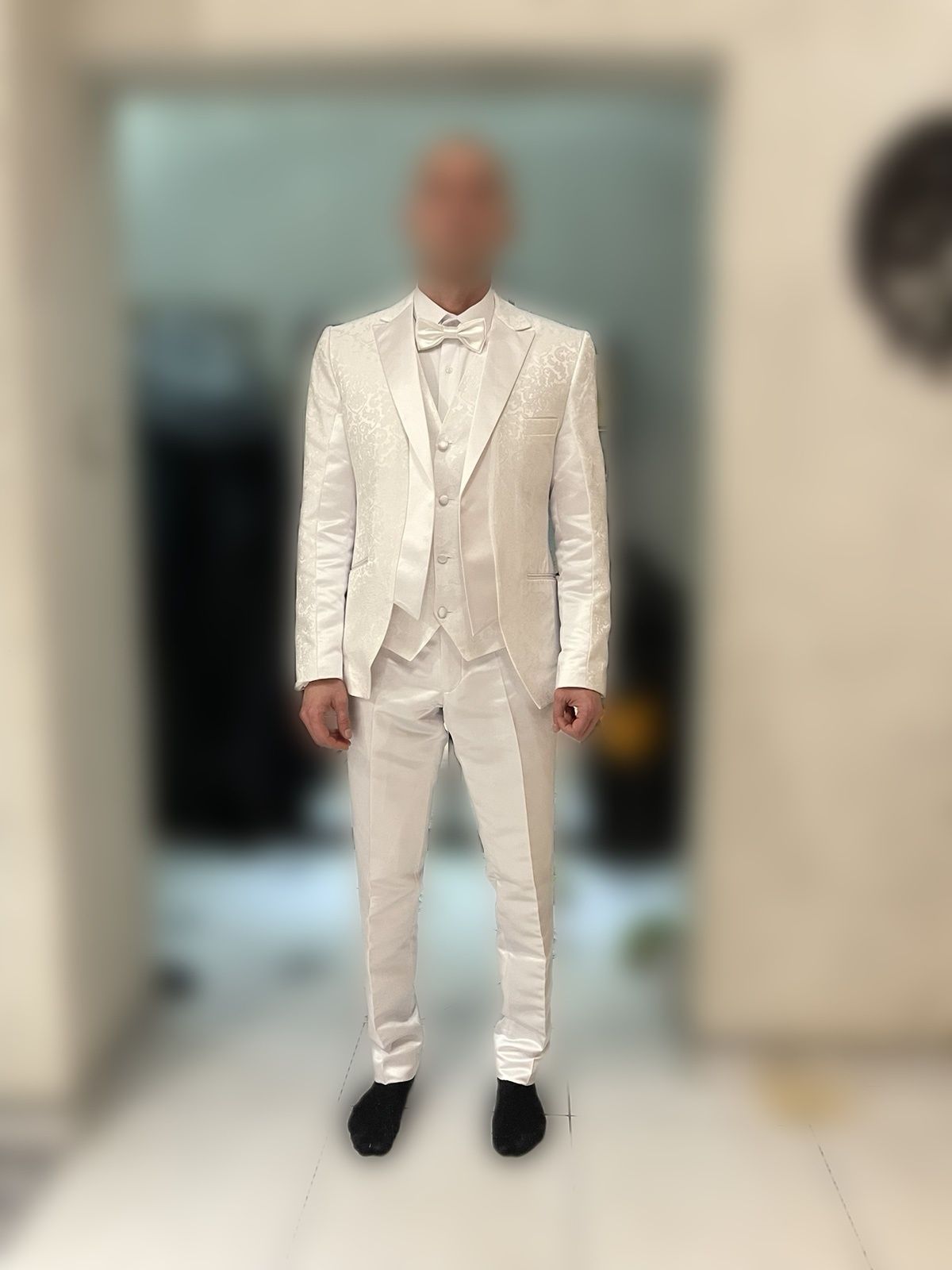 Бял мъжки костюм