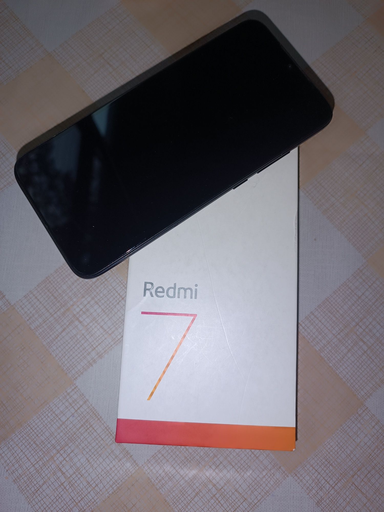 Redmi 7  в хорошем состоянии + чехол