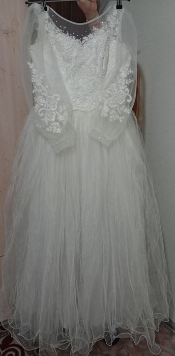 Продается белое платье.