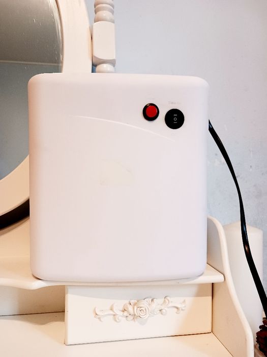 Lampa manichiura și pedichiura