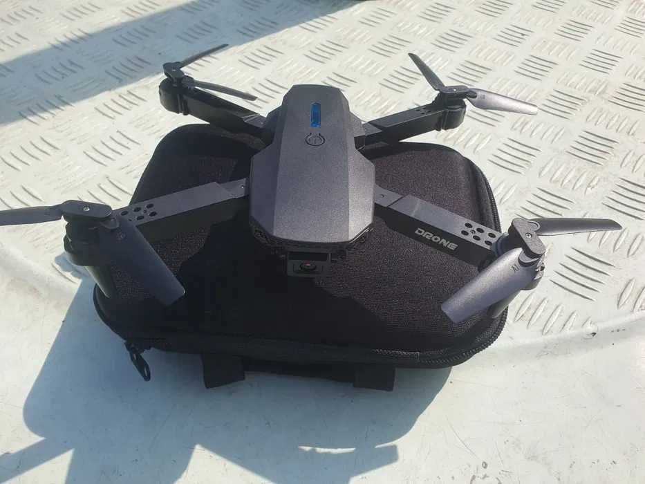 Drona E88 cu camera HD 2 baterii- noua