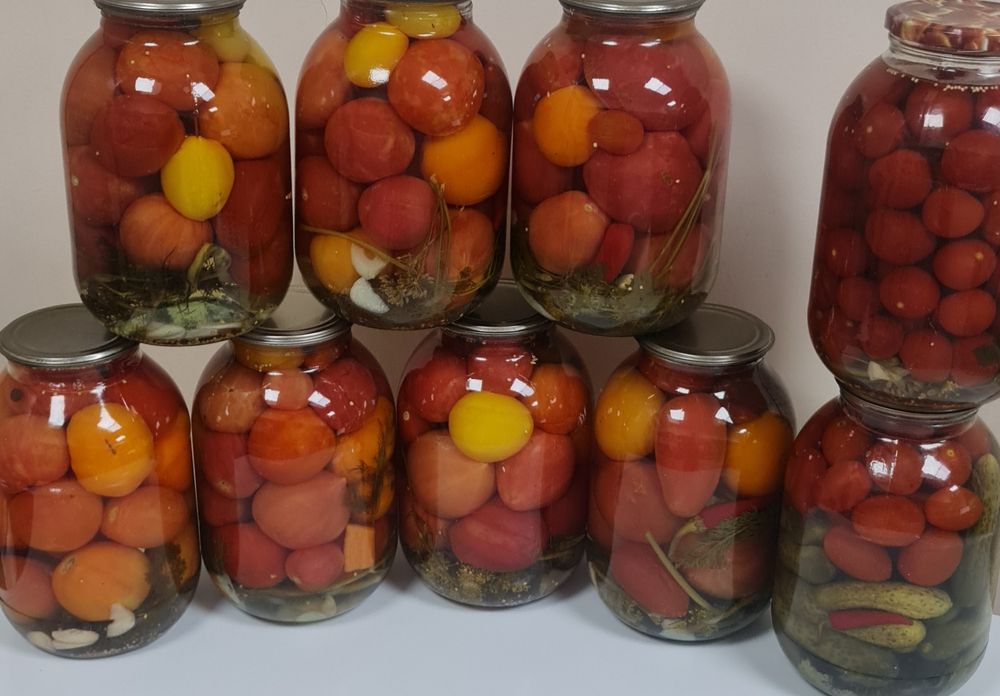 Соленья,салаты,варенья,компоты