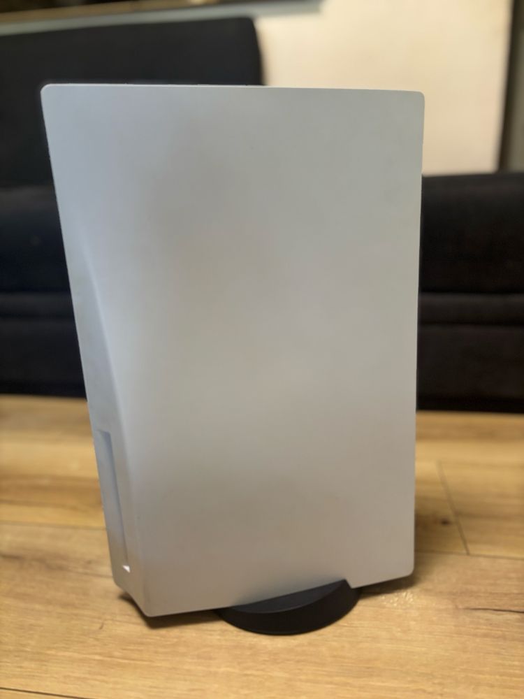 PlayStation 5 + 2 джойстика и 14 игри