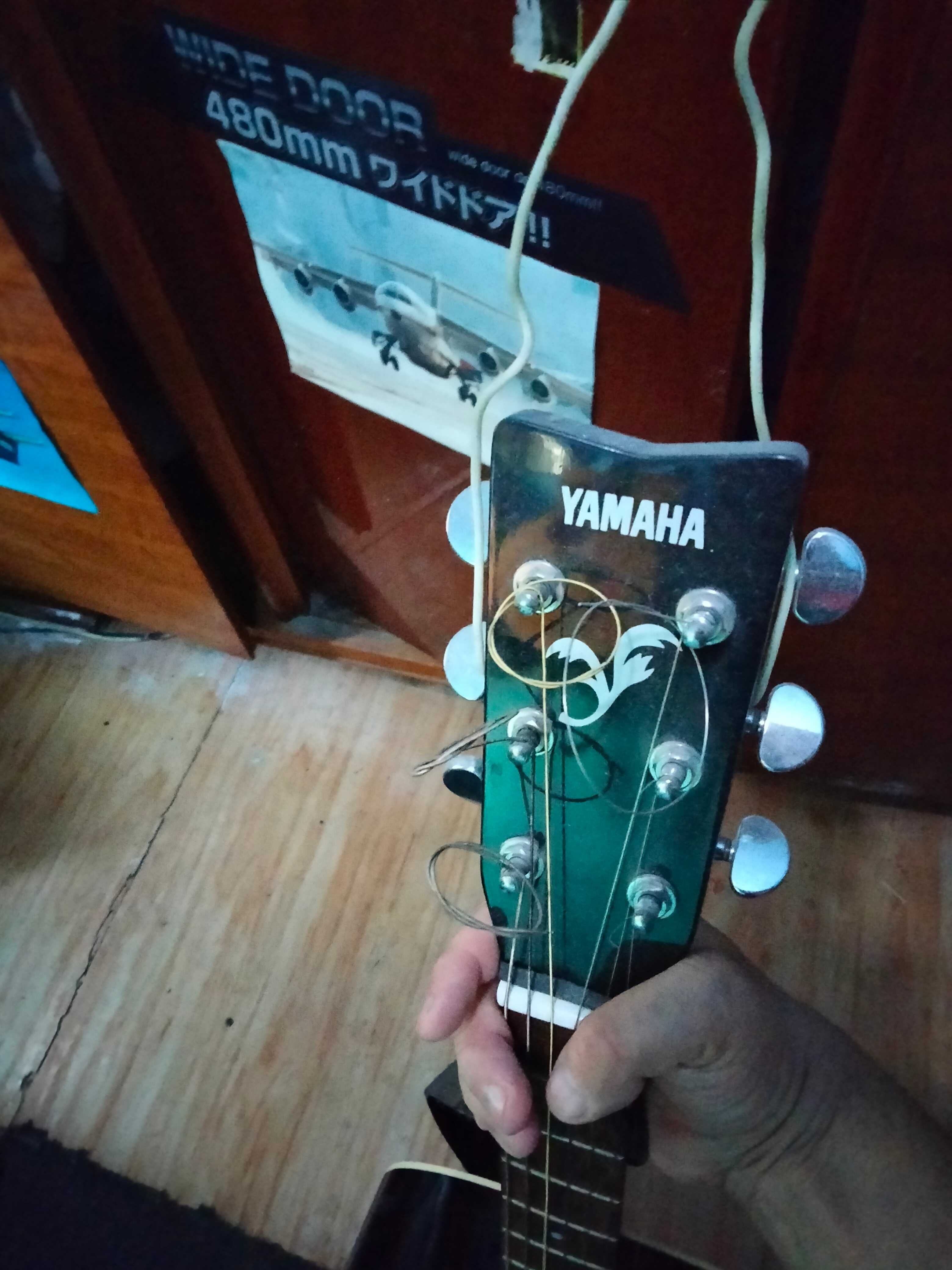 Yamaha acustica F370BL în stare bună