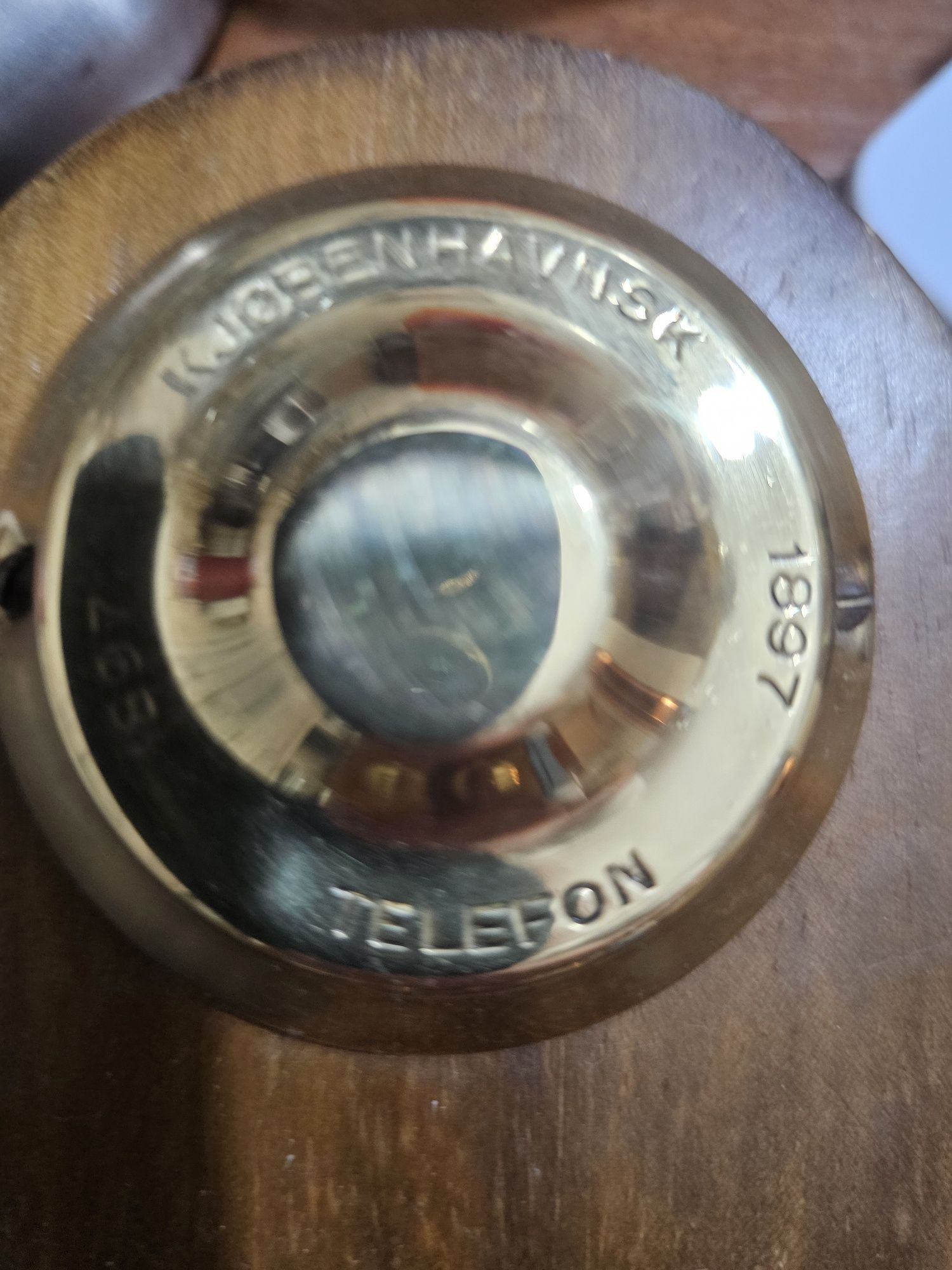 Telefon vechi din 1897, analogic încă funcțional, revizuit în 1976