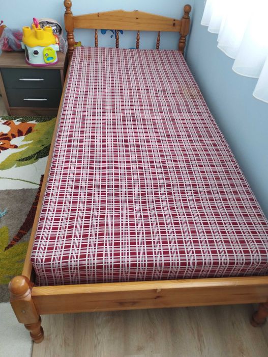 Дървено легло с матрак