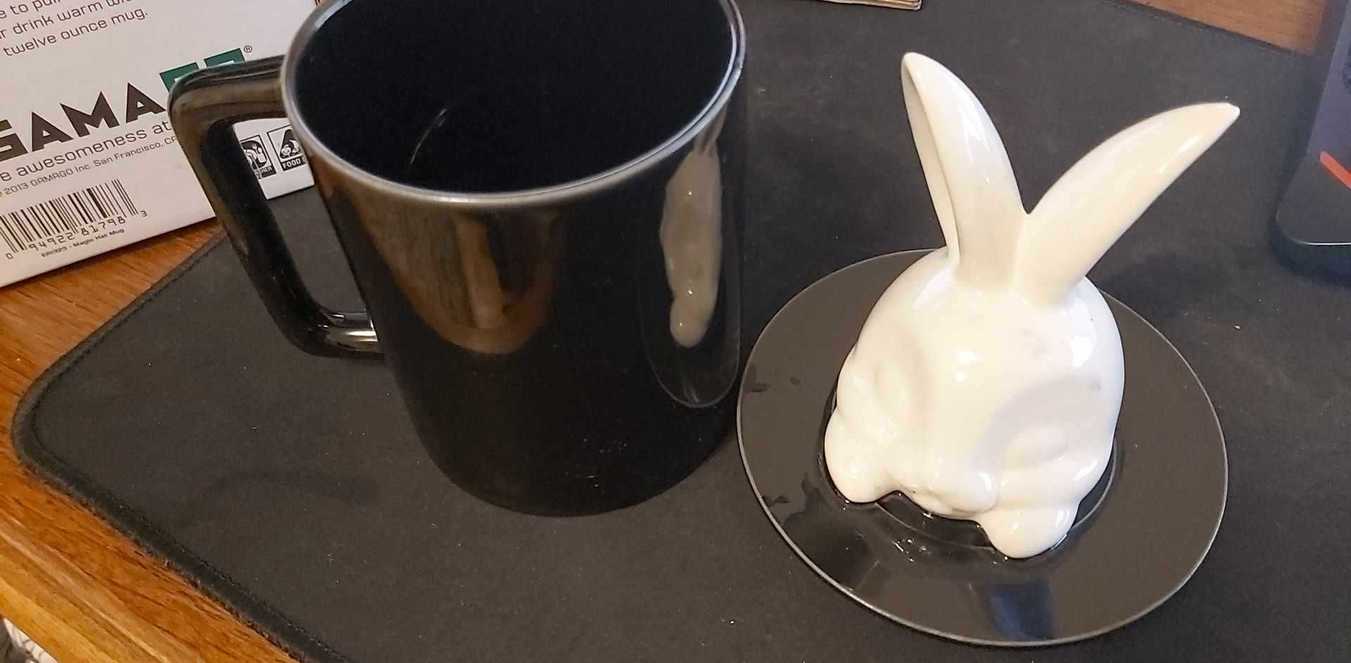 Cana cafea/ceai cu capac ceramic cu un iepure. Gama-Go Magic Hat Mug