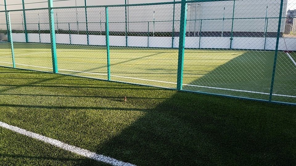 Închiriez teren de fotbal și tenis