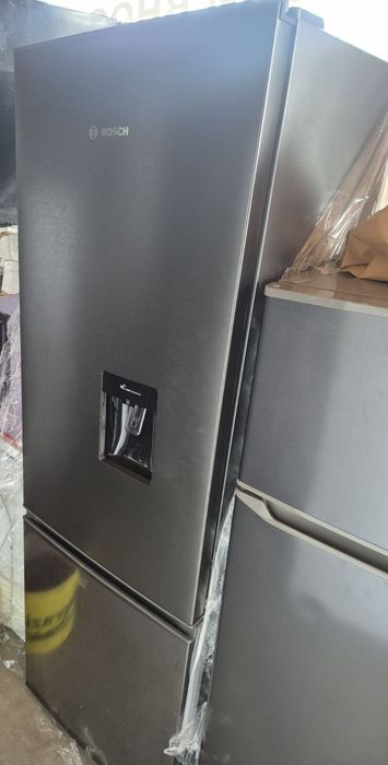 Хладилник с фризер Бош с диспенсър за вода - нов
