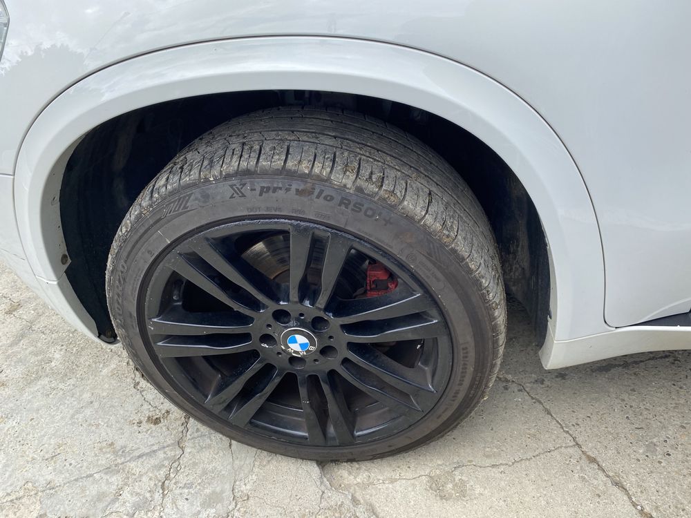 Bară față M BMW X5 E70 facelift prezintă mici defecte.