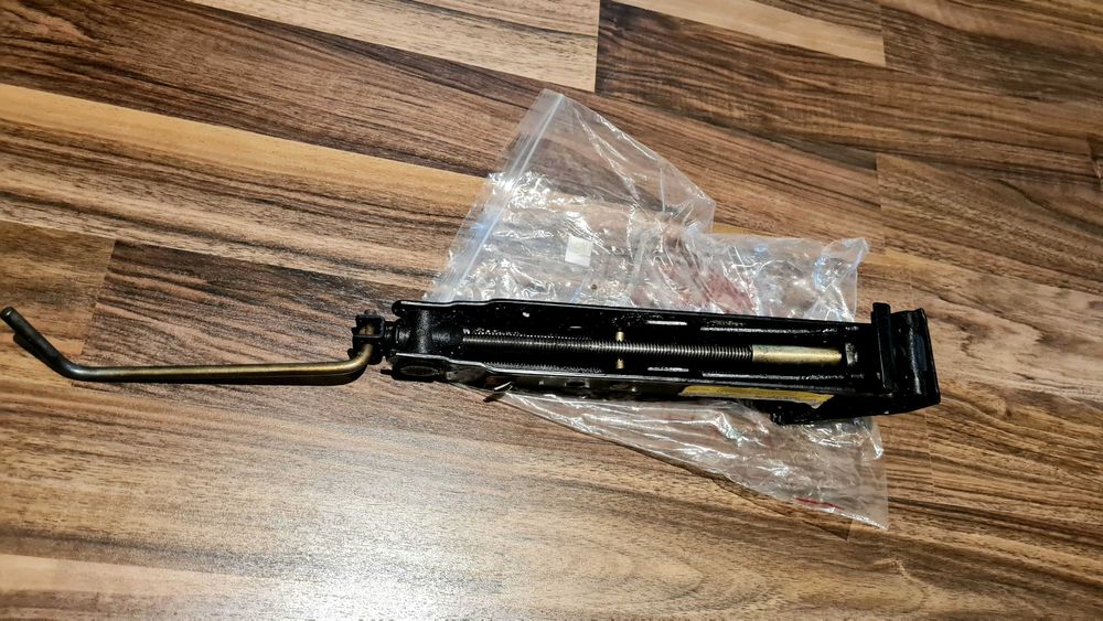 Cric original Daewoo, produs de Daewoo Automobile România