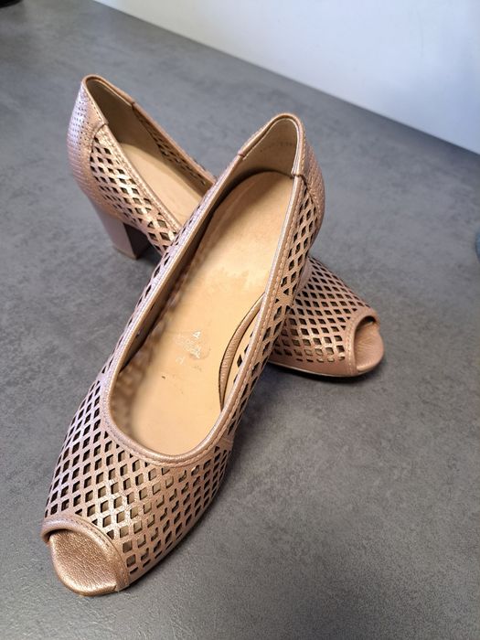 Pantof din piele cu perforatii