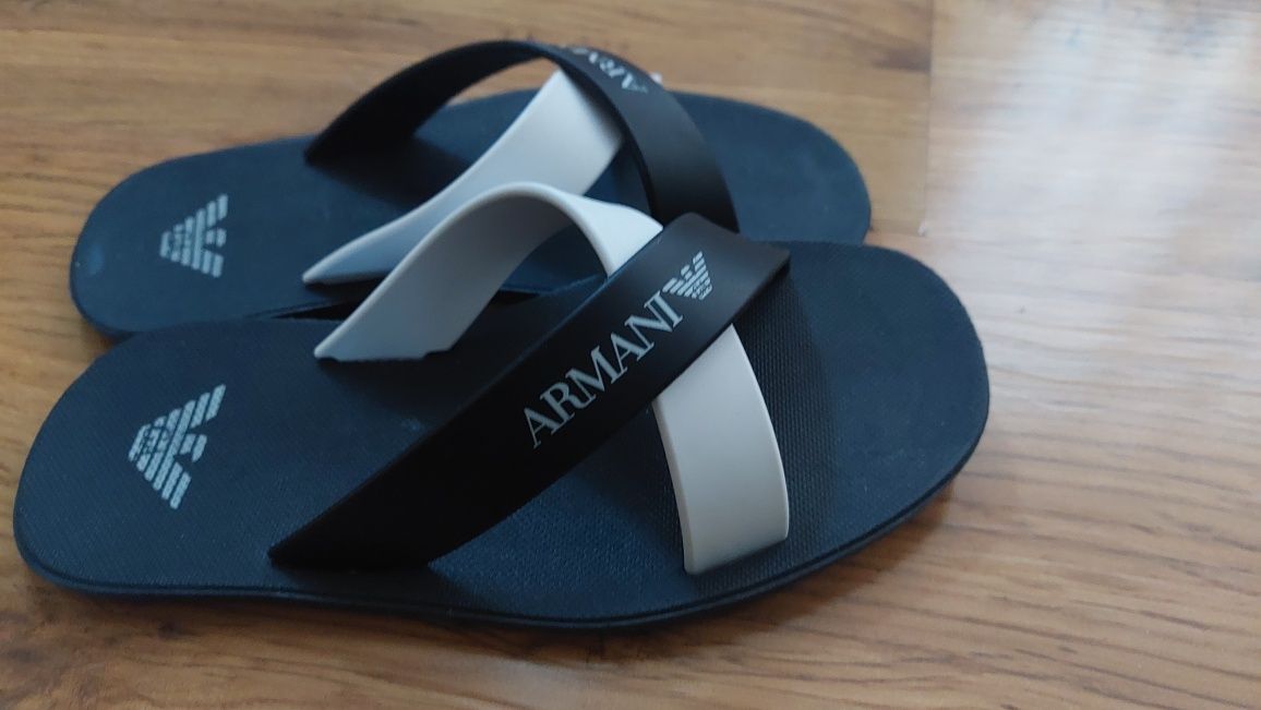 Сланцы от Armani .