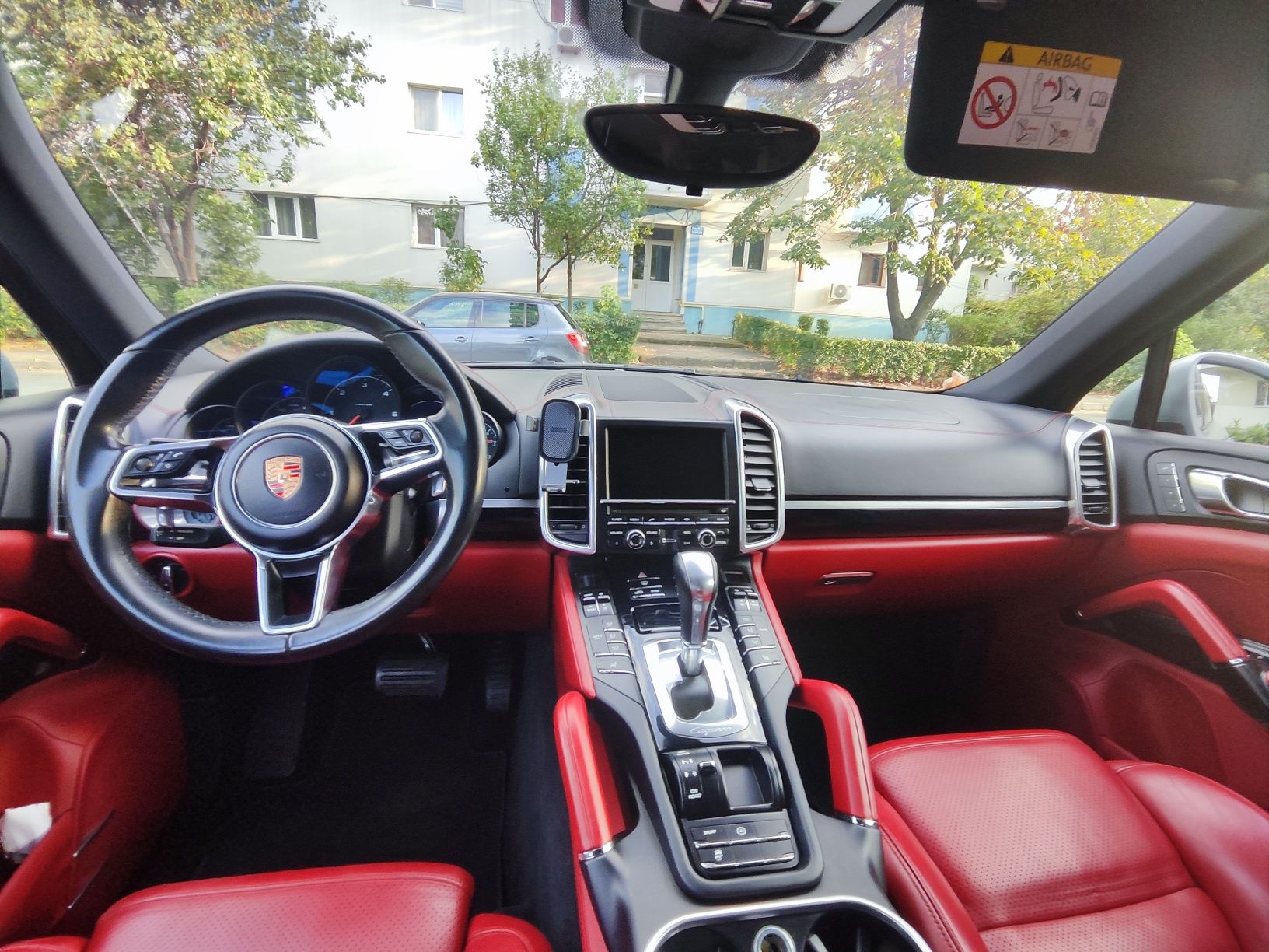 Porsche Cayenne interior roșu