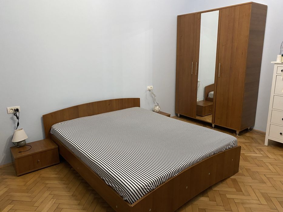 Mobila de dormitor (pat, saltea, 2 noptiere, dulap)