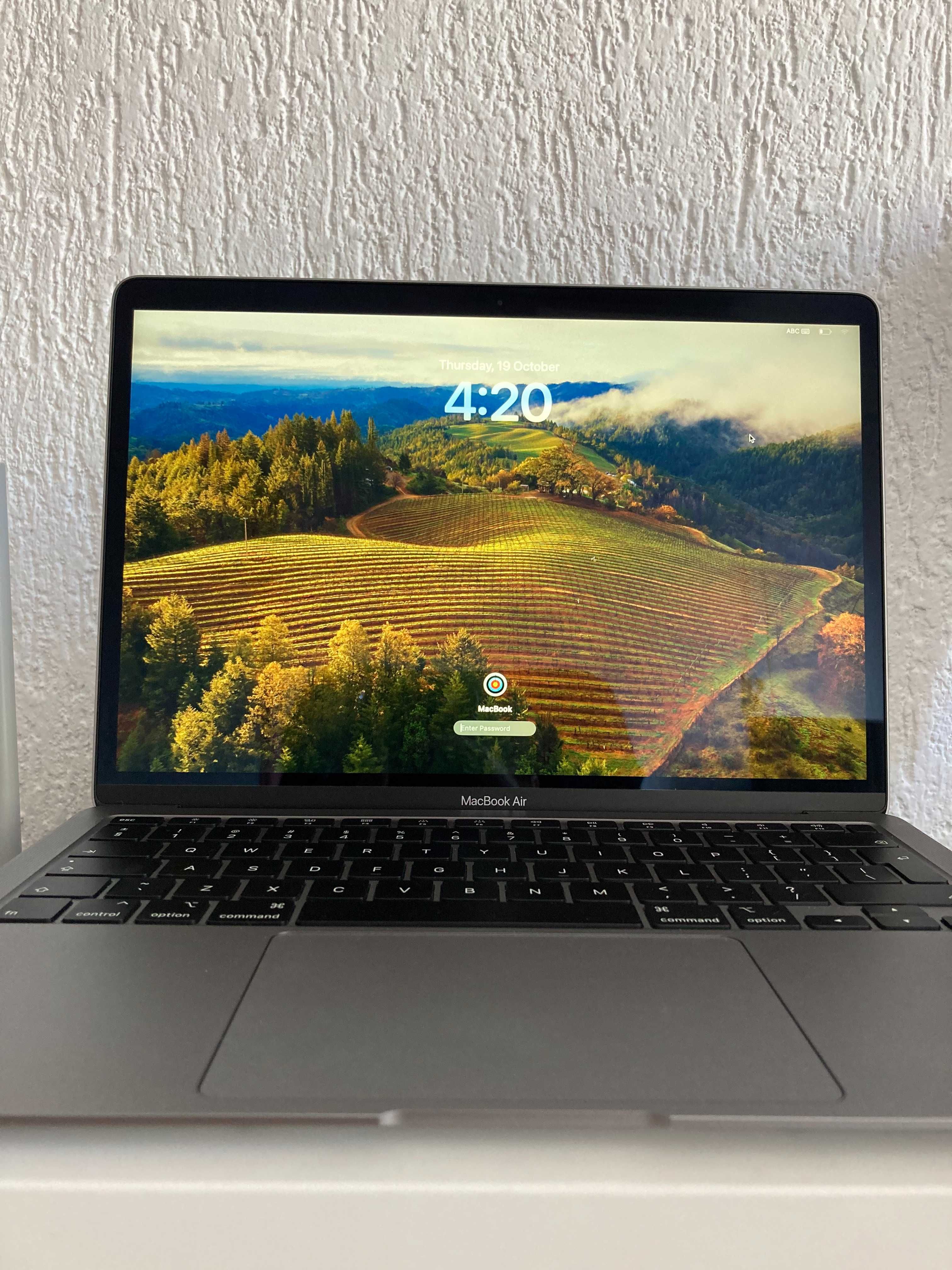 MacBook Air 2020 Като Нов с Документи