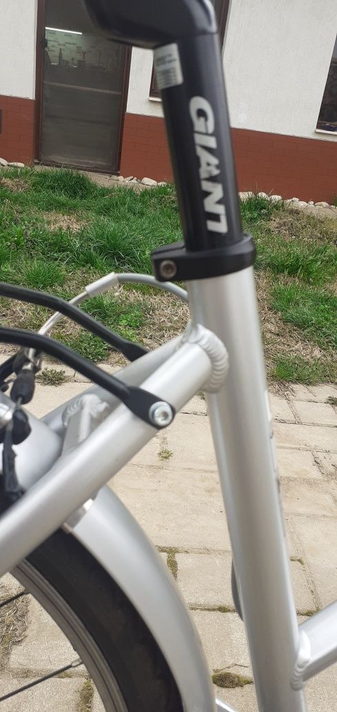 Bicicleta pentru fete sau dama marca Giant cadru aluminiu