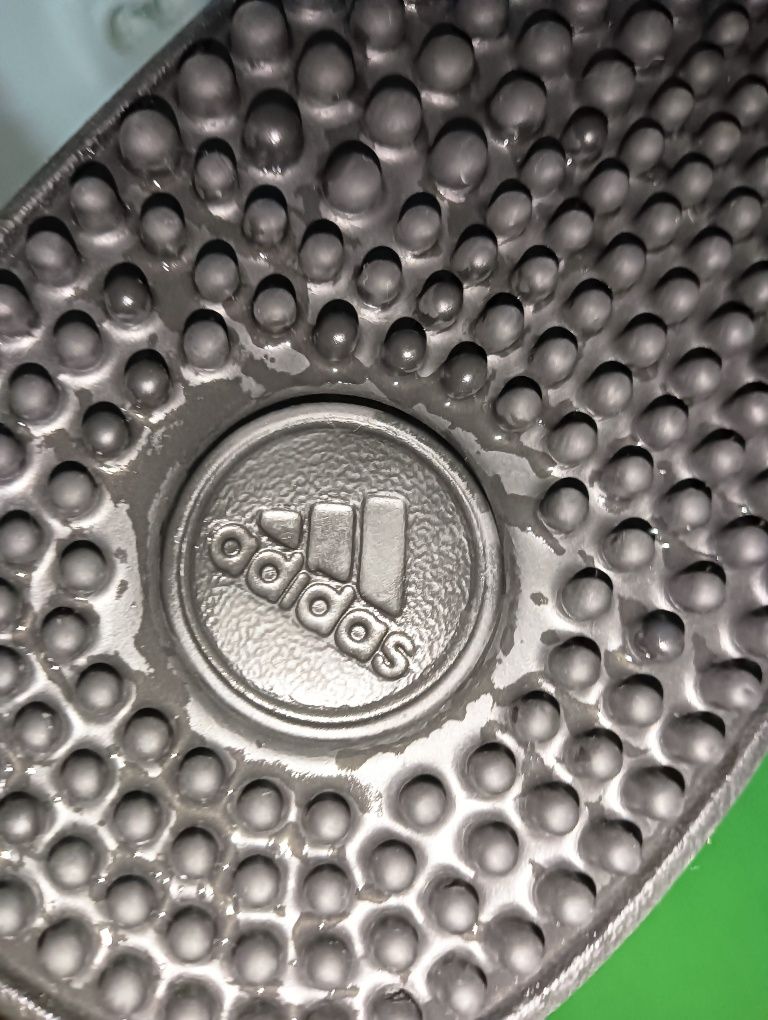 Adidas original, noi șlapi de firma
