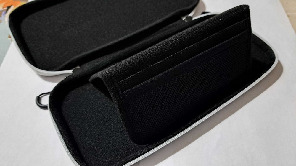 Nintendo калъф (оригинален) и кутия за по 12 игри&мемори карти.