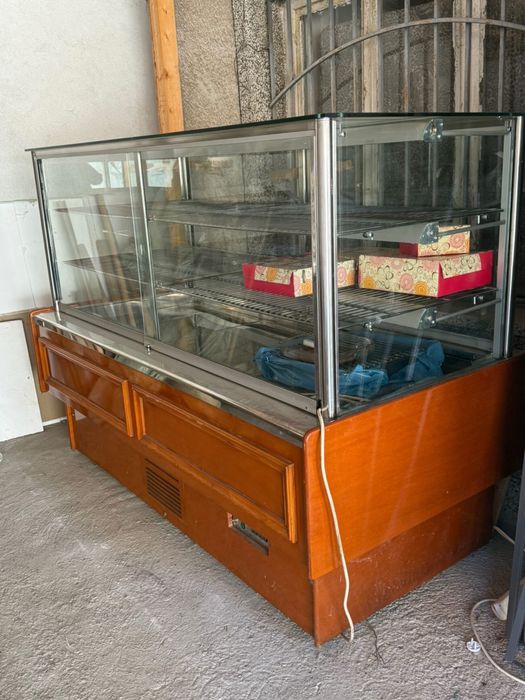 Сладкарска хладилна витрина