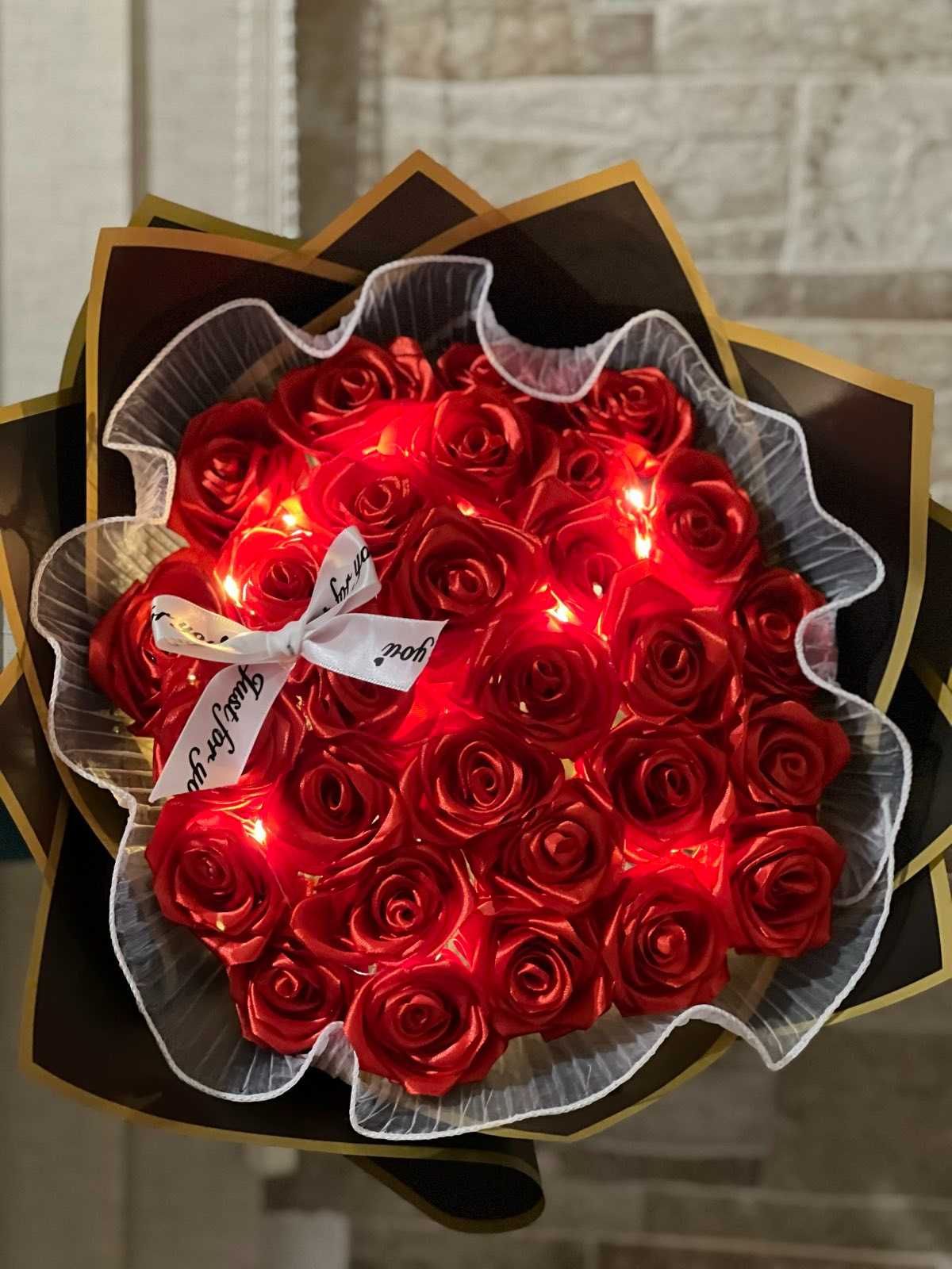 Кошница с рози от сатен