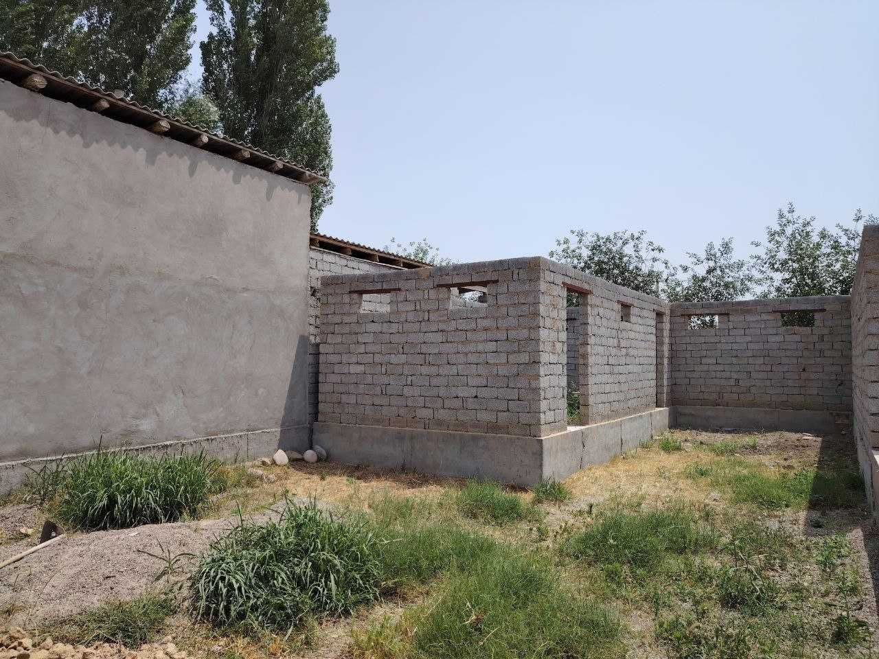 Hovli uy sotiladi