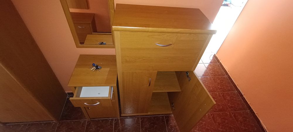 Мебели за антре.