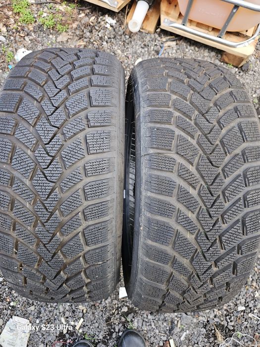 Vând 2 Anvelope Iarna 225/45/18