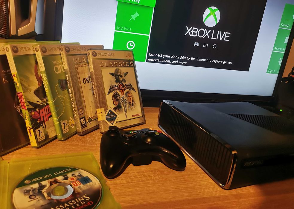 Xbox 360 S конзола  3 джойстика