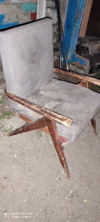 Одно старое кресло.