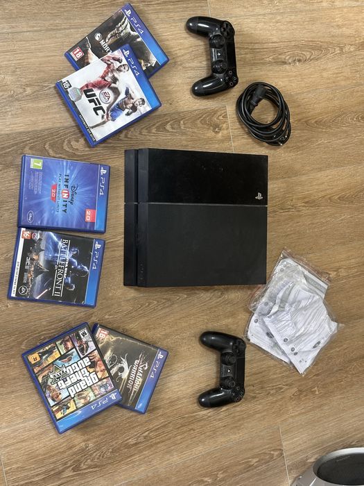 PS4 с джойстиками + 9 игр