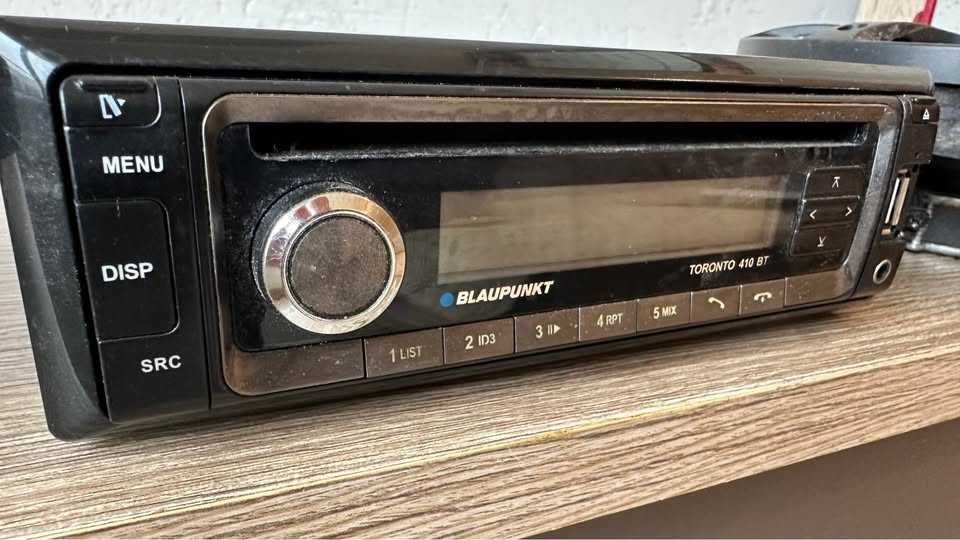 Blaupunkt модел TORONTO 410 BT има USB и Bluetooth с тонколони 16.5см