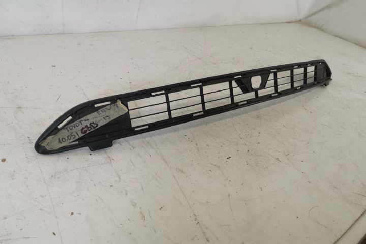 Оригинална долна предна централна решетка в добро състояние Тойота РАВ