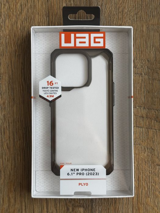 Vand doua huse UAG pentru Iphone 15 pro