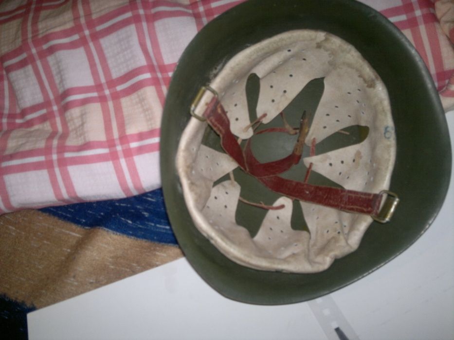 Военна каска,противогаз,сухарни торби