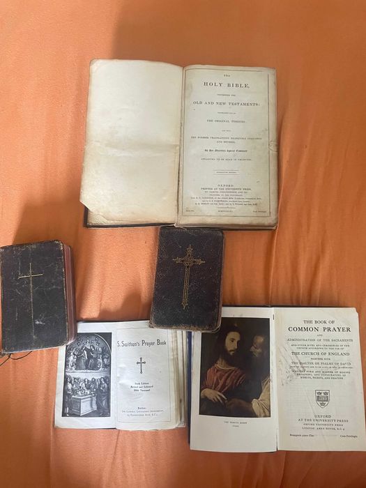 7 carti religioase  : Biblia / Biblie / Carti de rugăciuni