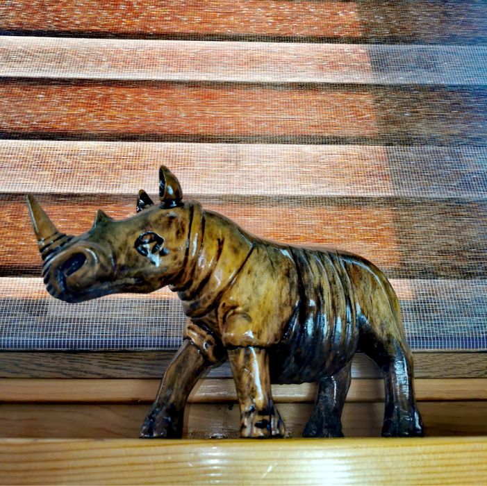 Фигура дървена дърворезба носорог скулптура от дърво ръчнно издялана