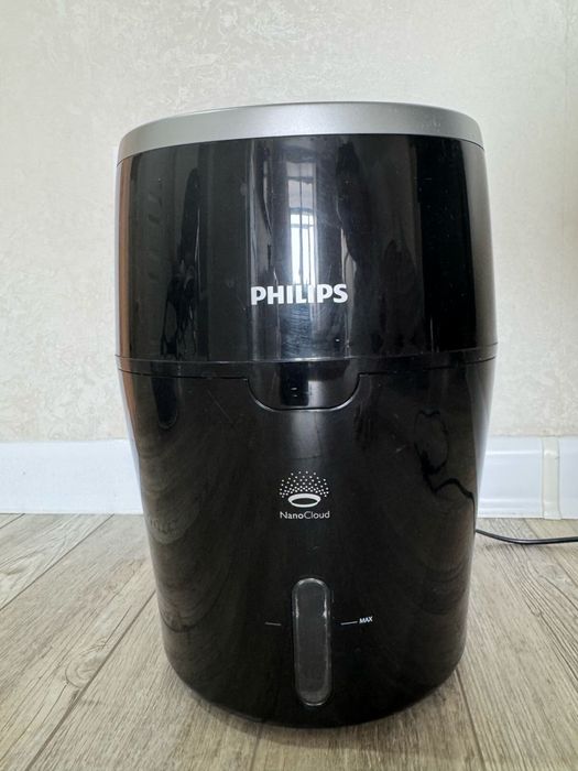 Увлажнитель воздуха Philips HU4813/10 черный