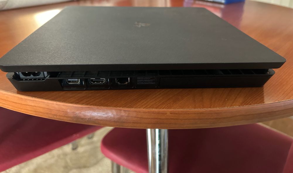 PlayStation 4 Standard 500 GB (negociabil)
