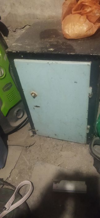 Сейф металлический не большой