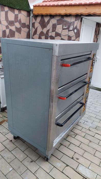 Продавам професионална трикамерна фурна