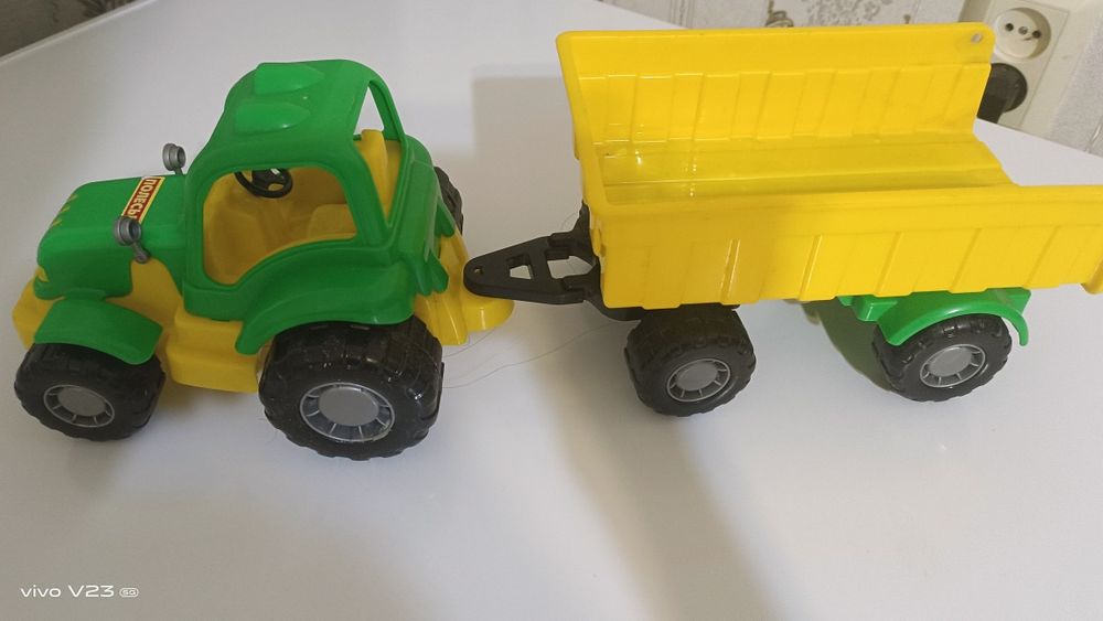 Продам игрушку трактор