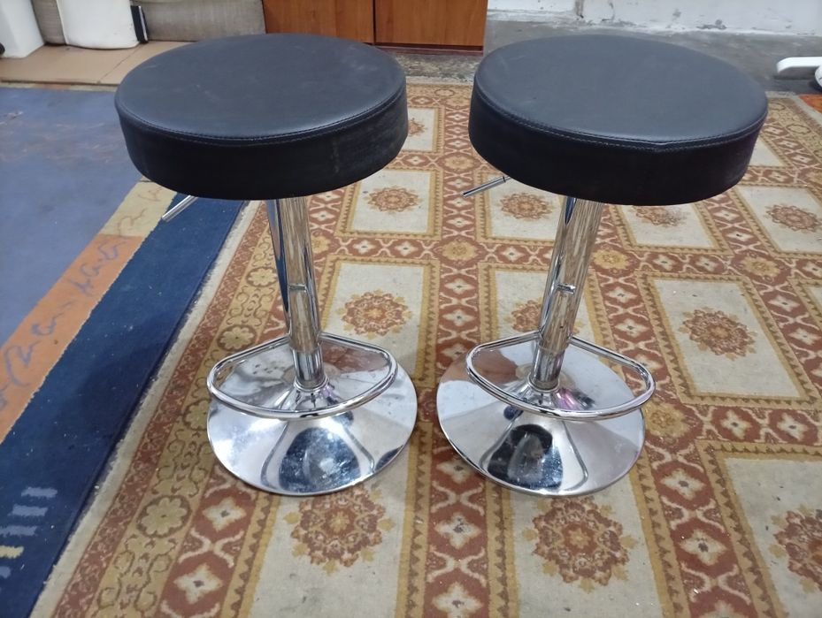 Vind 2 scaune de bar , bucătărie