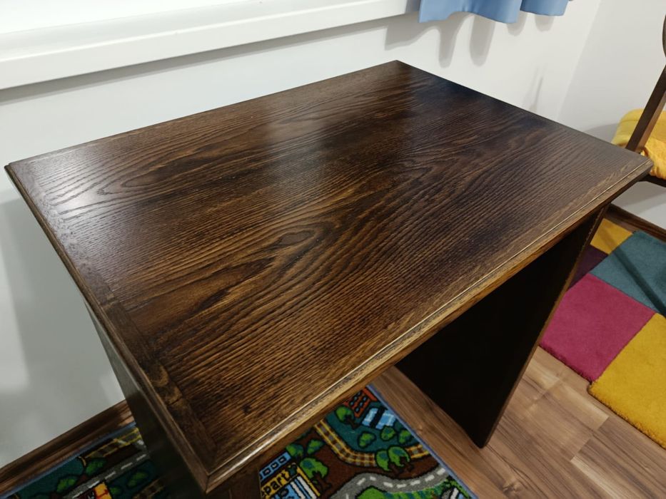 Малко бюро от масивно дърво