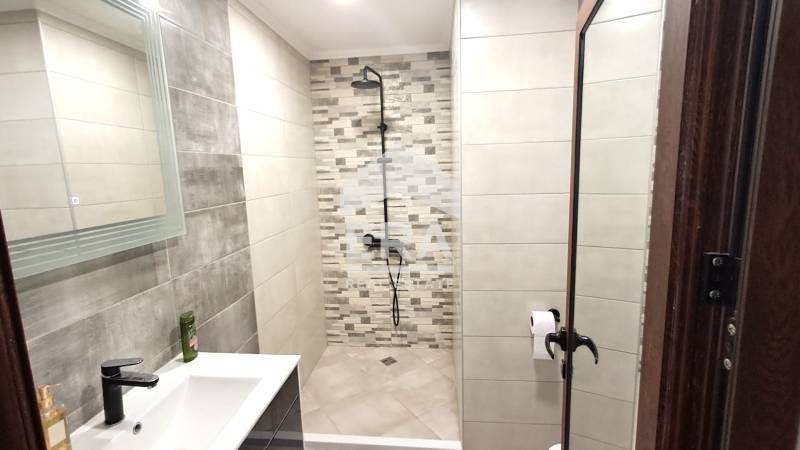 Тристаен, частично обзаведен апартамент за продажба, с морска панорама