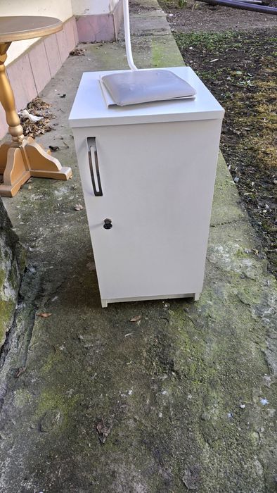 Vând masa manichiura cu aspirator și lămpi incorporate