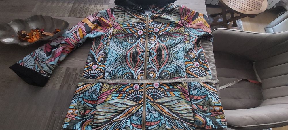 Jacheta cu gluga, noua cu eticheta,deosebita, fabricata in Italia