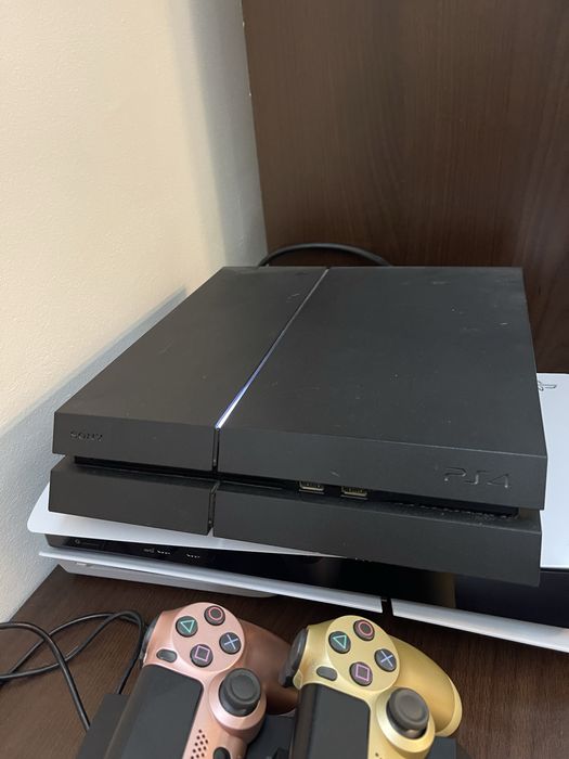 Playstation 4 / PS4 + 4 controllere + 1 joc